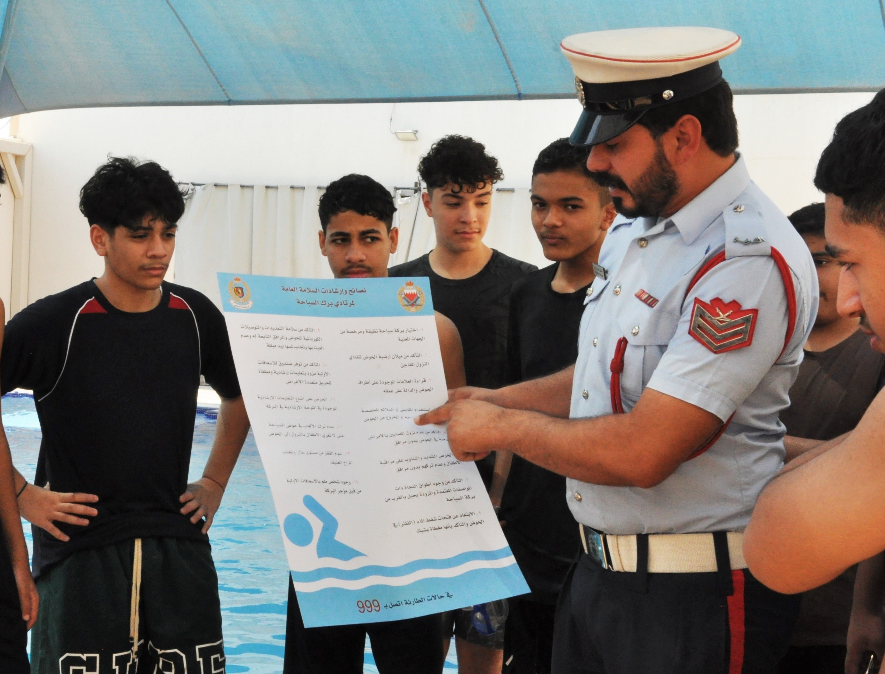 شرطة العاصمة تنفذ حملة توعوية لمرتادي برك السباحة حفاظًا على سلامتهم<